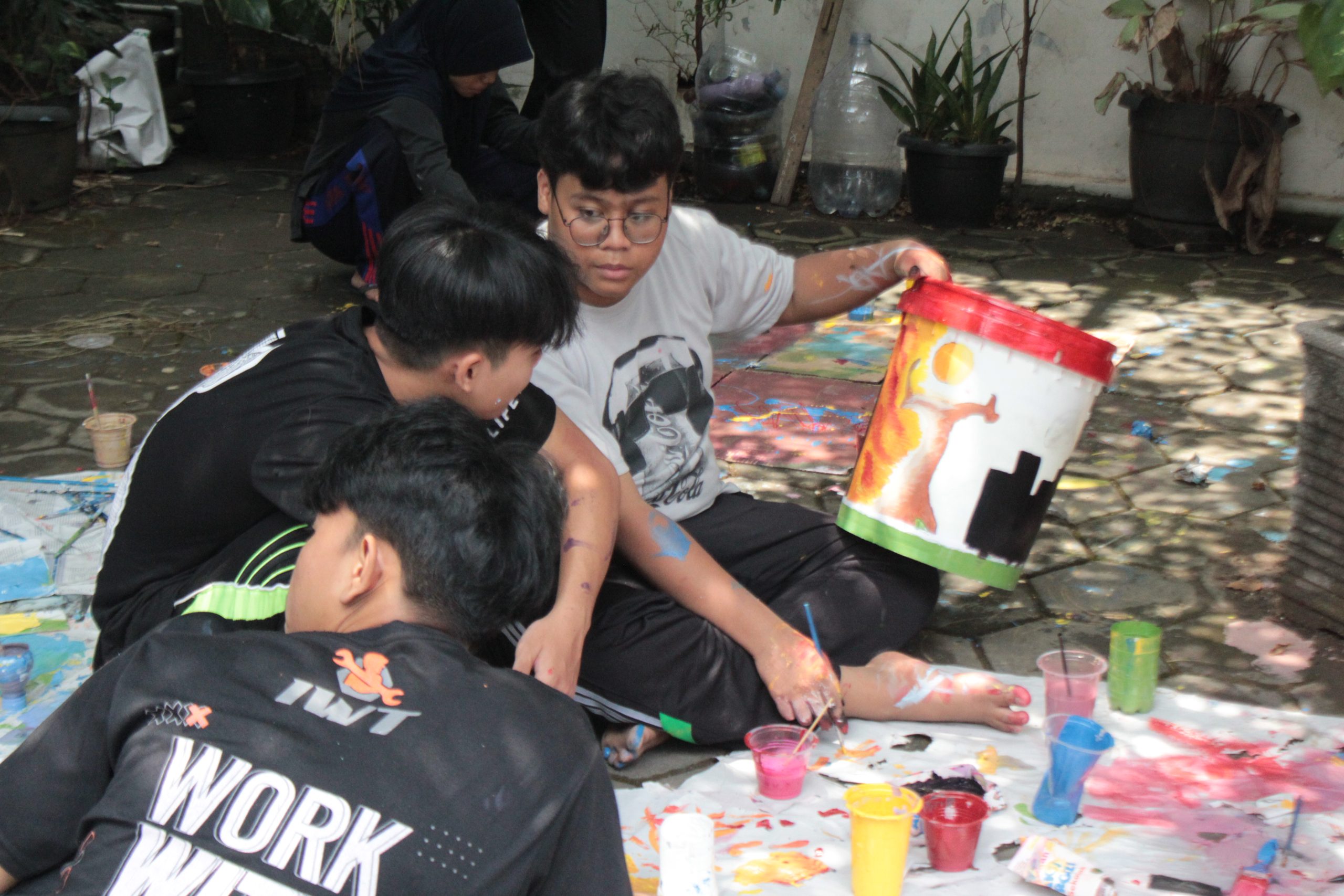 Siswa SMA Warga Berkreasi, Tong Sampah Disulap Jadi Karya Seni Unik