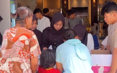 Keluarga Besar SMA Warga Berbagi Berkah Zakat untuk Warga Sekitar